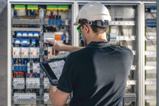 homem em frente ao quadro elétrico laudo instalações elétricas mogi