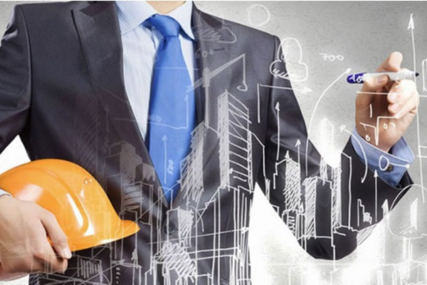 Homem em pé mostrando planejamento de manutenção