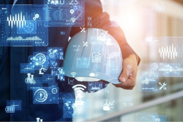 planejamento de manutenção Homem em pé com capacete na mão