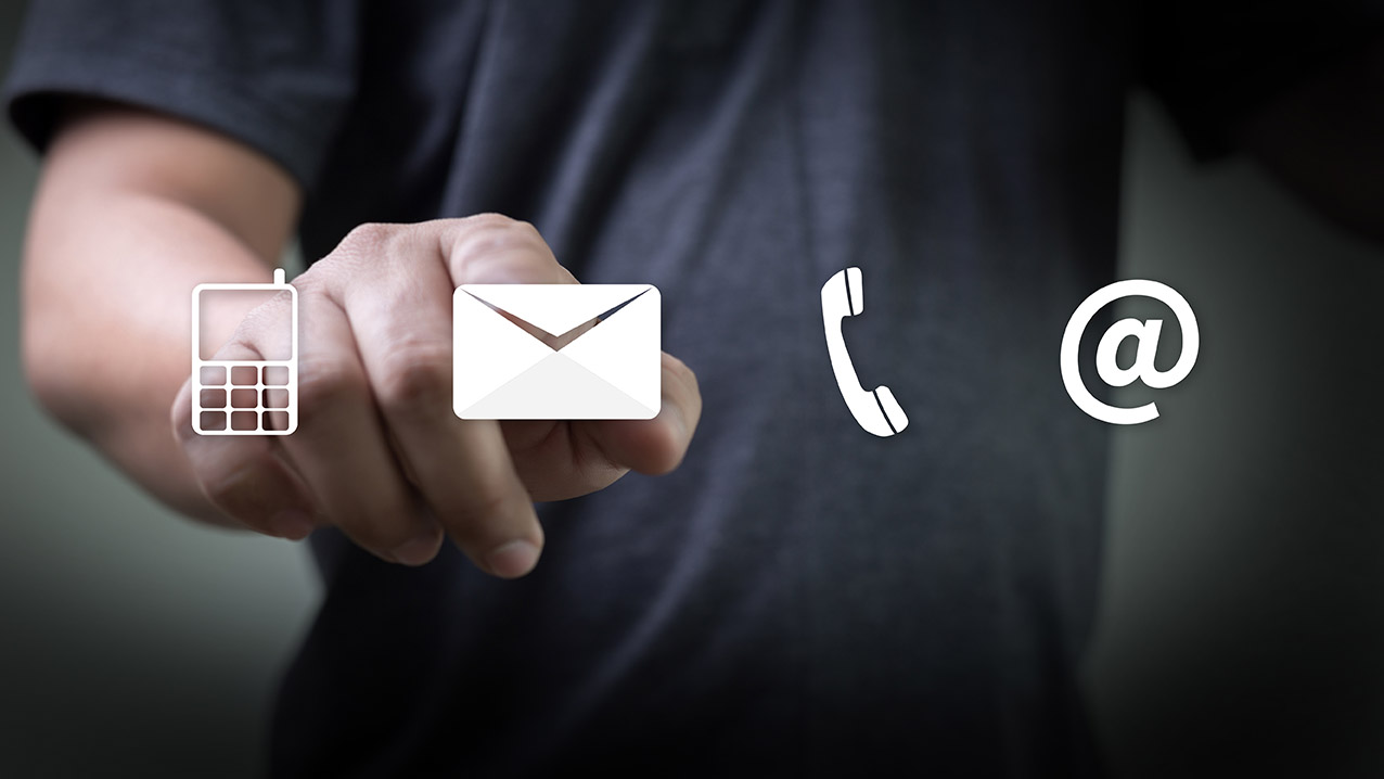 Homen apontando o email numa tela