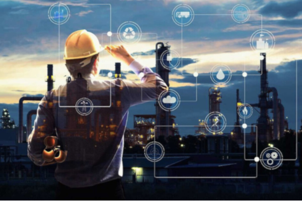 Homem em pé vendo os tipos de manutenção